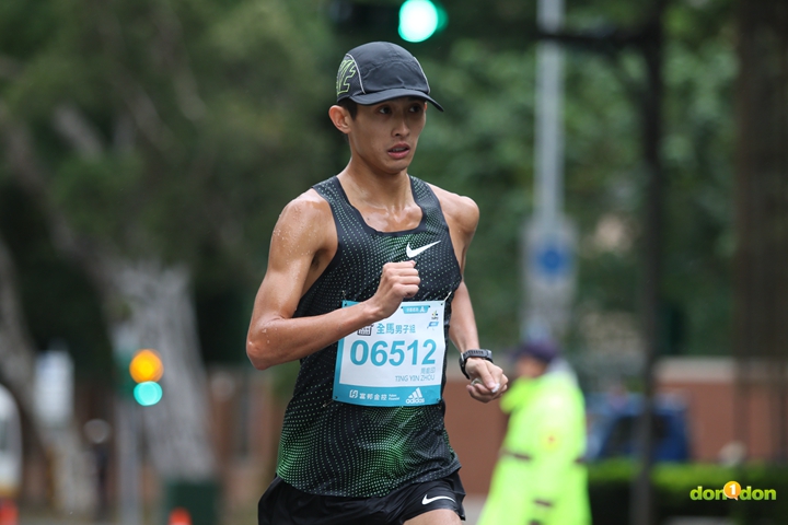 在2018年臺北馬拉松以2小時24分29秒奪下國內第一、打破個人紀錄的周庭印