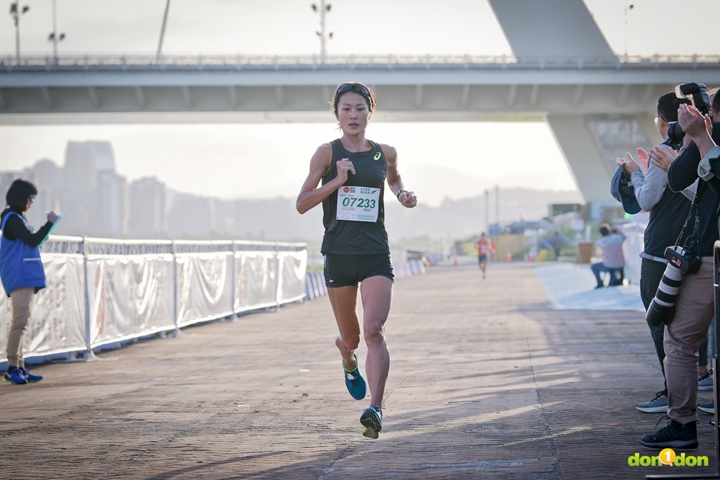 即使有傷在身仍勤跑不輟，傅淑萍去年在台北馬拉松半程以1小時19分10秒奪下女子優勝
