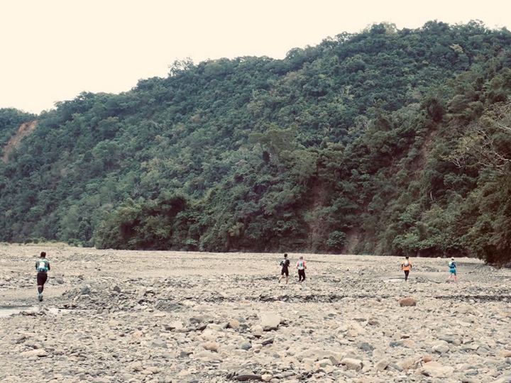 台東端的浸水營盡頭是一座吊橋，吊橋下是一望無際的河床 Winn Chen拍攝提供