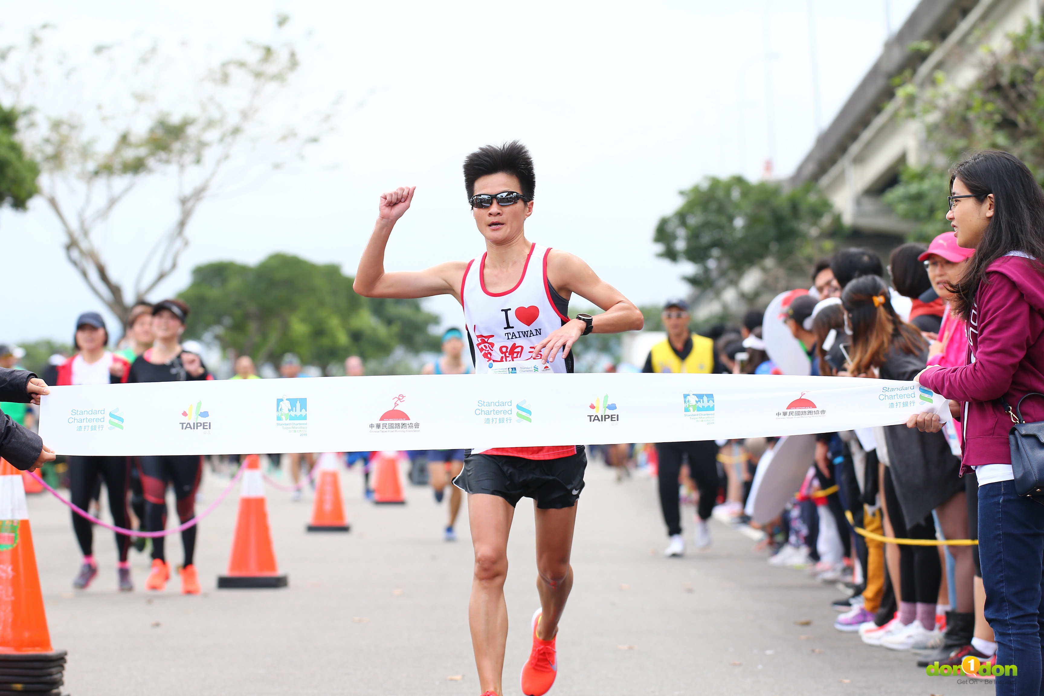 跑步有數年資歷，現職是文德國小教師的蔡昀軒，在臺北渣打公益馬拉松以2小時58分18秒奪下女子總一