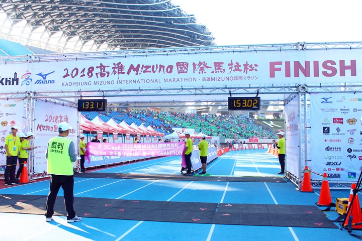 高雄馬拉松賽事終點設在世運主場館，相當熱鬧。