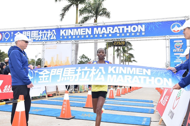 全馬女子組由Monica Watetu Ndiritu以2小時39分28秒拿下冠軍，圖片來源:中華民國路跑協會