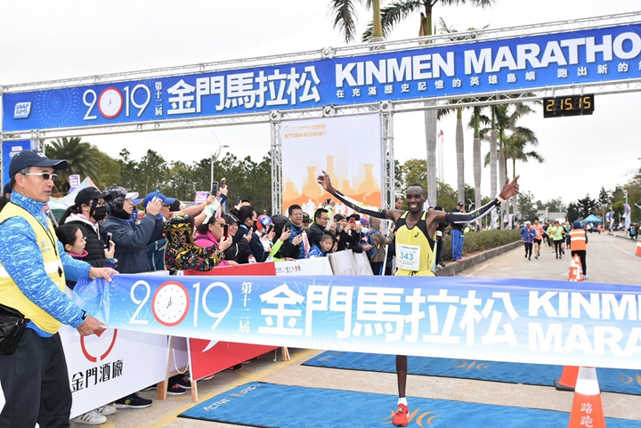 肯亞選手George Mbugua Ngure以2小時15分16秒全馬組封王，圖片來源:中華民國路跑協會