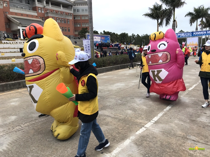 金門馬拉松的賽道上有許多可愛的吉祥物與跑友同歡。