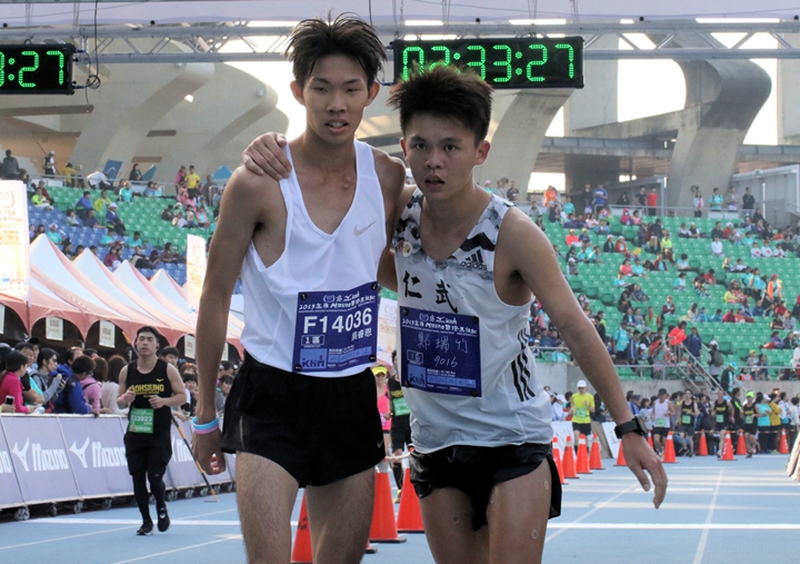 仁武高中訓練團隊的兩位隊友鄭瑞竹跟吳睿恩先後進入終點，分別拿下國內第一二。