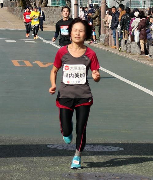 川內的媽媽川內美加在靜岡馬拉松的11.6K組拿下第三名，成績是55分59秒