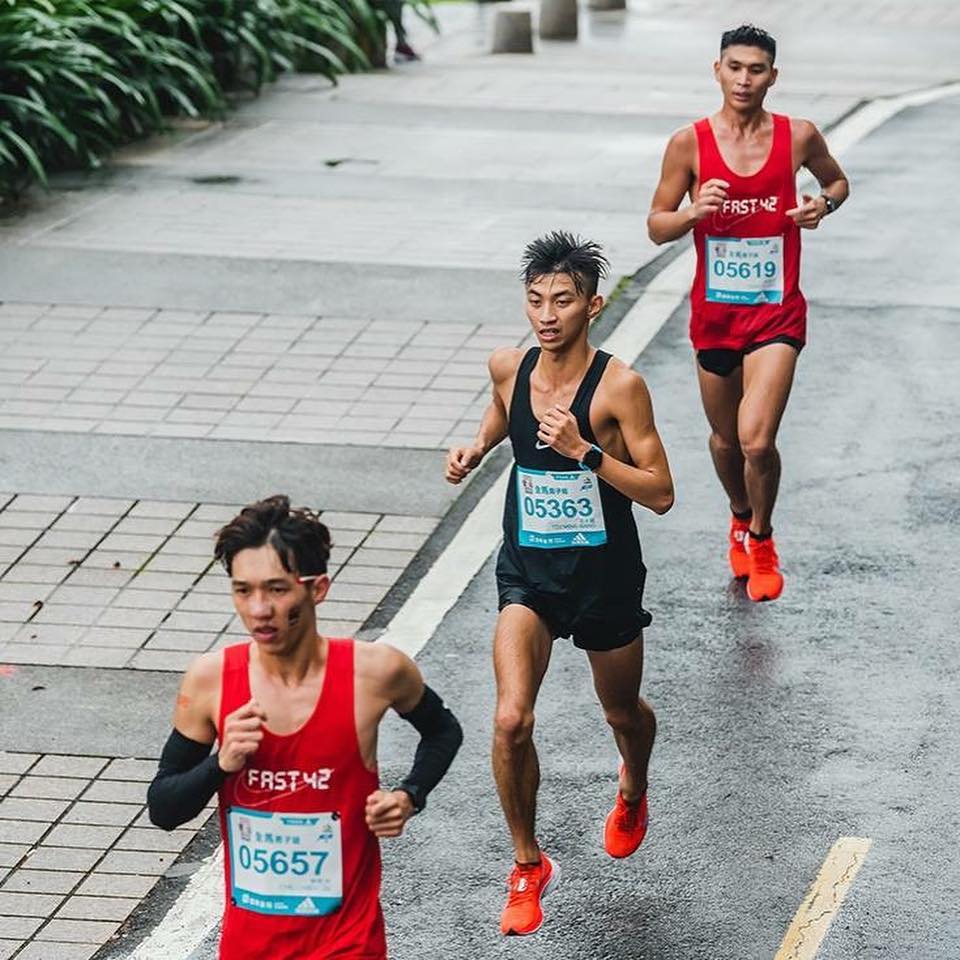 2018年臺北馬拉松，徐君宇最後跑出2小時43分56秒的成績