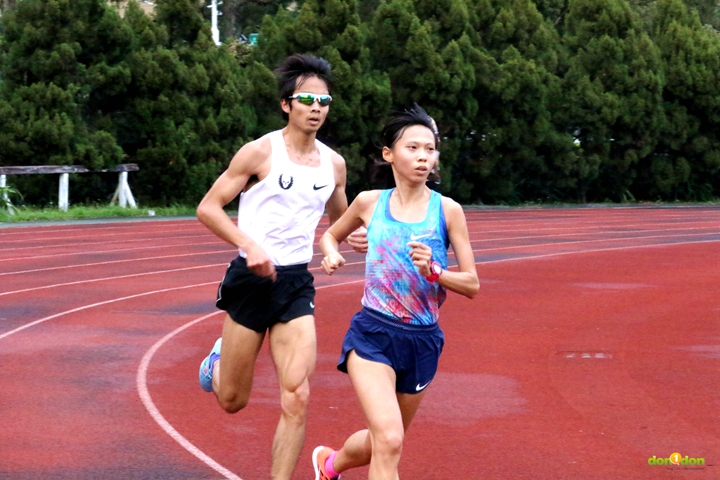 午後在師大本部田徑場，陳囿任與曹純玉正為馬拉松賽做最後的調整