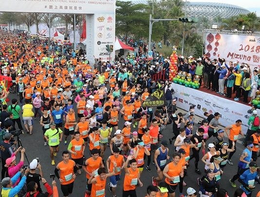 高雄馬拉松是南台灣最受好評的經典賽事，每一年不管是參賽選手或是賽事規劃都比美臺北馬拉松。