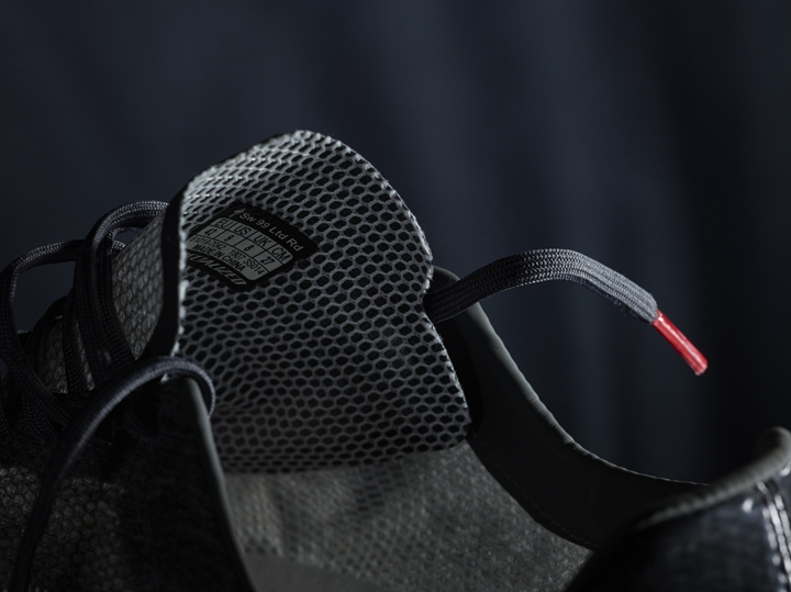 S-Works EXOS 採用最輕薄的鞋面材質又不失包覆性。