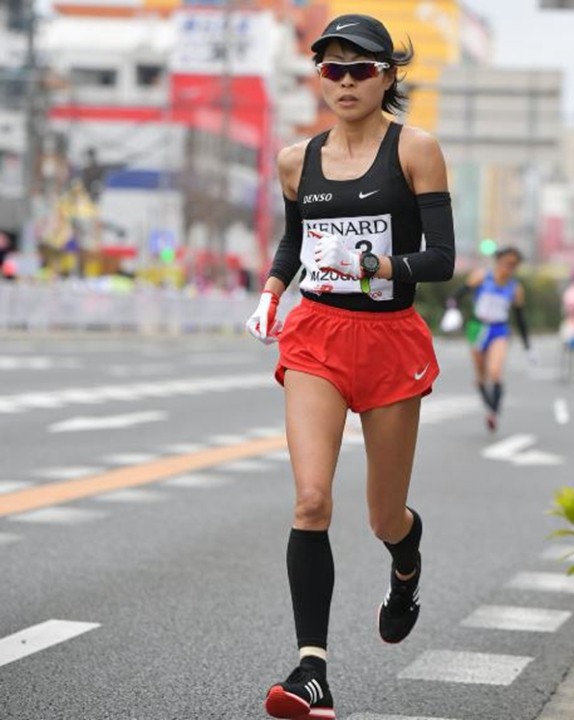 最近才剛在名古屋女子馬拉松跑出了2小時33分58秒。