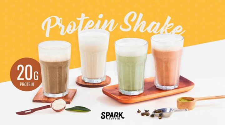 Spark Shake高蛋白手搖飲共研發出蜜香紅茶拿鐵、焙茶拿鐵、玄米煎茶拿鐵、香濃椰奶4種口味。（圖片來源：Spark Protein 高蛋白零食）