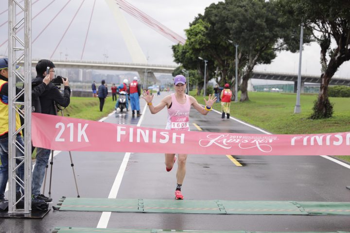 2019 SKECHERS LADY’S RUN21K組第一名羅惠萍