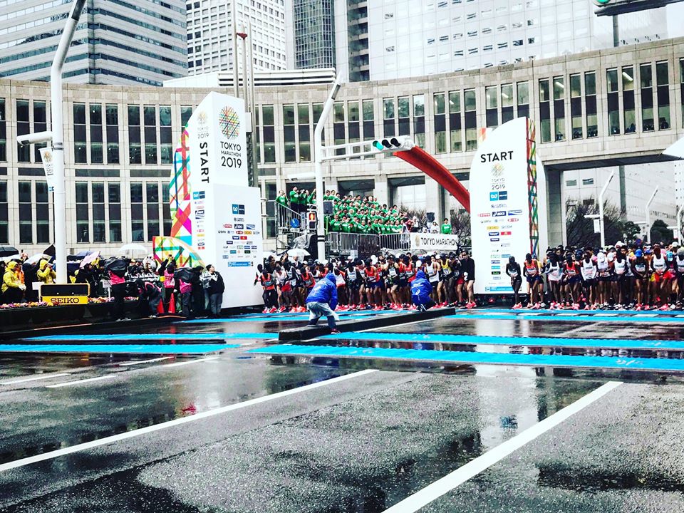 起跑前一秒，跑者們壓著腕上的錶(Credit: Tokyo Marathon)