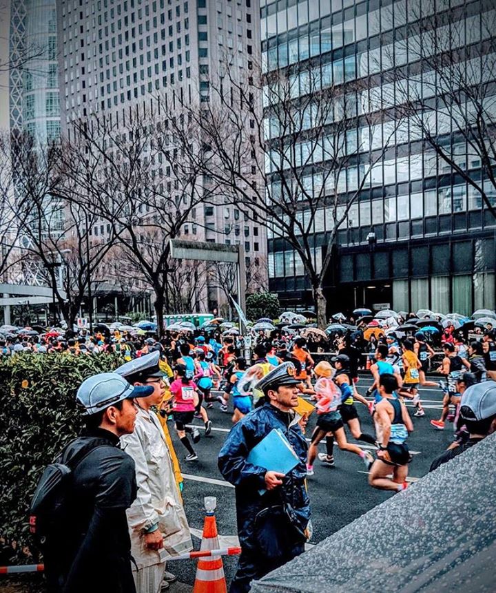 奔馳在新宿大馬路上的跑者們