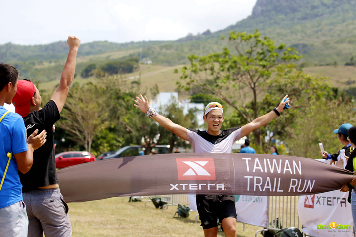 今年XTERRA越野跑26公里賽程,仍為去年的優勝者周青再次奪下