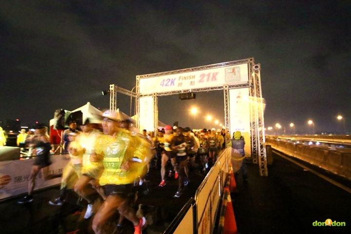 連續舉辦25年的台北國道馬拉松，在3月10日早上雨勢不停的情況下鳴槍起跑。