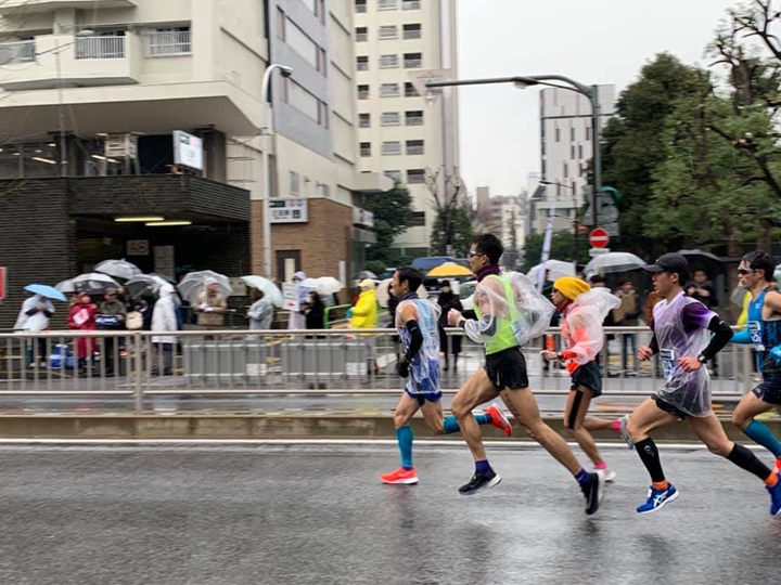 陳囿任(螢光色背心)帶領曹純玉突破全國馬拉松女子紀錄，圖片來源:森林跑站。