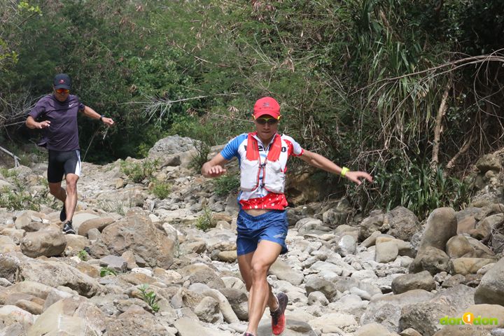 下坡路段步伐小、膝蓋維持彈性、雙手協助維持平衡