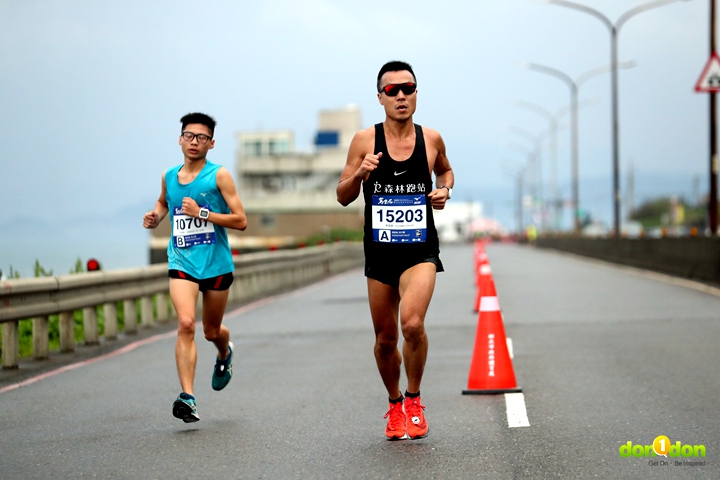 國內男子總四李智群，跑出02：40：37，個人萬金石的最佳成績。