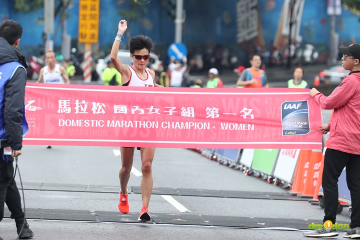 蔡昀軒繼渣打馬之後再度拿下國內總排女子第一名，時間是02：57：41。