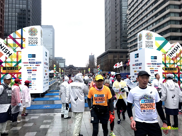 今天東京馬拉松天氣又濕又冷，讓選手們印象深刻。