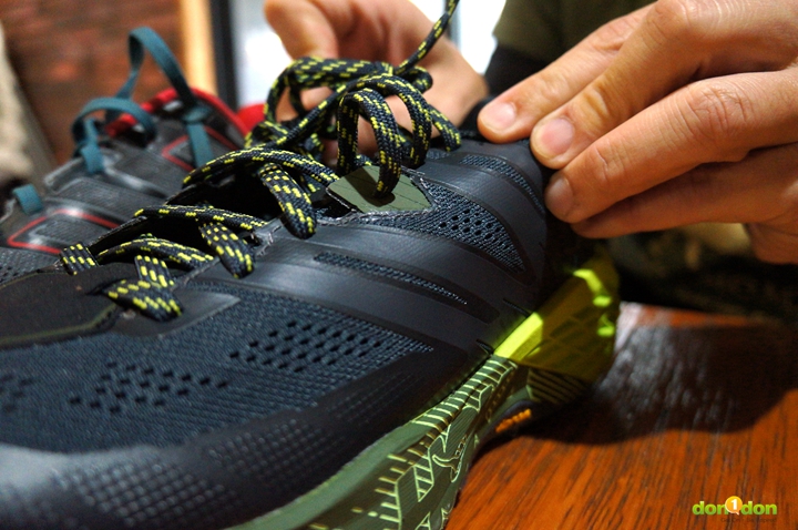 三代鞋身側邊使用熱塑性聚氨酯（TPU）進行包覆，維持多地形運動時的穩定性與舒適感，牢固貼合，讓跑動的雙腳更為舒暢安定