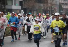 今年的東京馬拉松夾雜著雨勢與風勢，令許多跑者叫苦連天，這不禁令人回想起霸王寒流來台的渣打台北馬拉松以及去年酷寒的波士頓馬拉松賽。