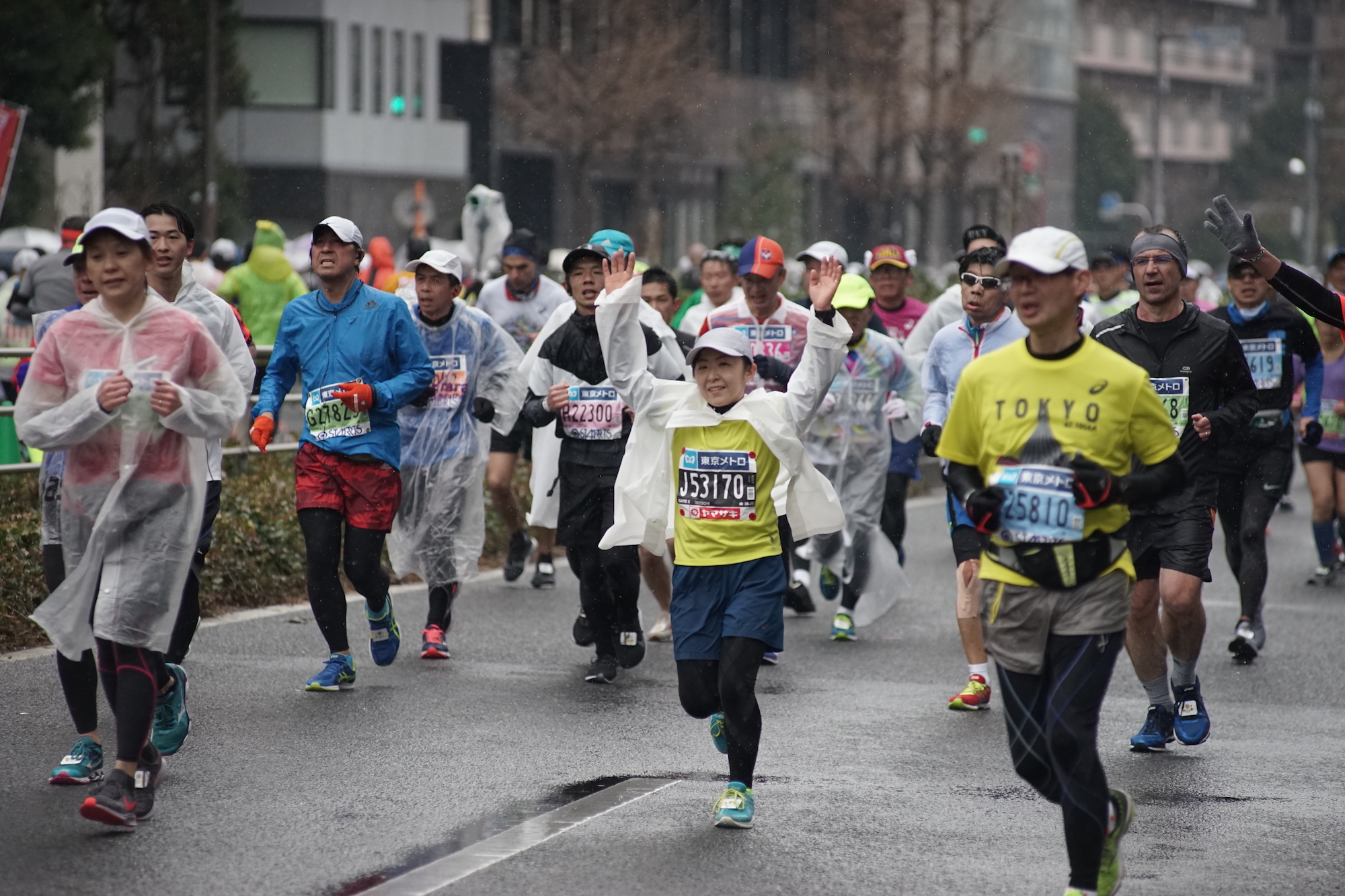 今年的東京馬拉松夾雜著雨勢與風勢，令許多跑者叫苦連天