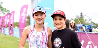 「鐵人一姊」李筱瑜(右)幫Liv Iron Girl的冠軍王千由(左)掛上完賽獎牌