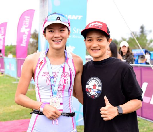 「鐵人一姊」李筱瑜(右)幫Liv Iron Girl的冠軍王千由(左)掛上完賽獎牌