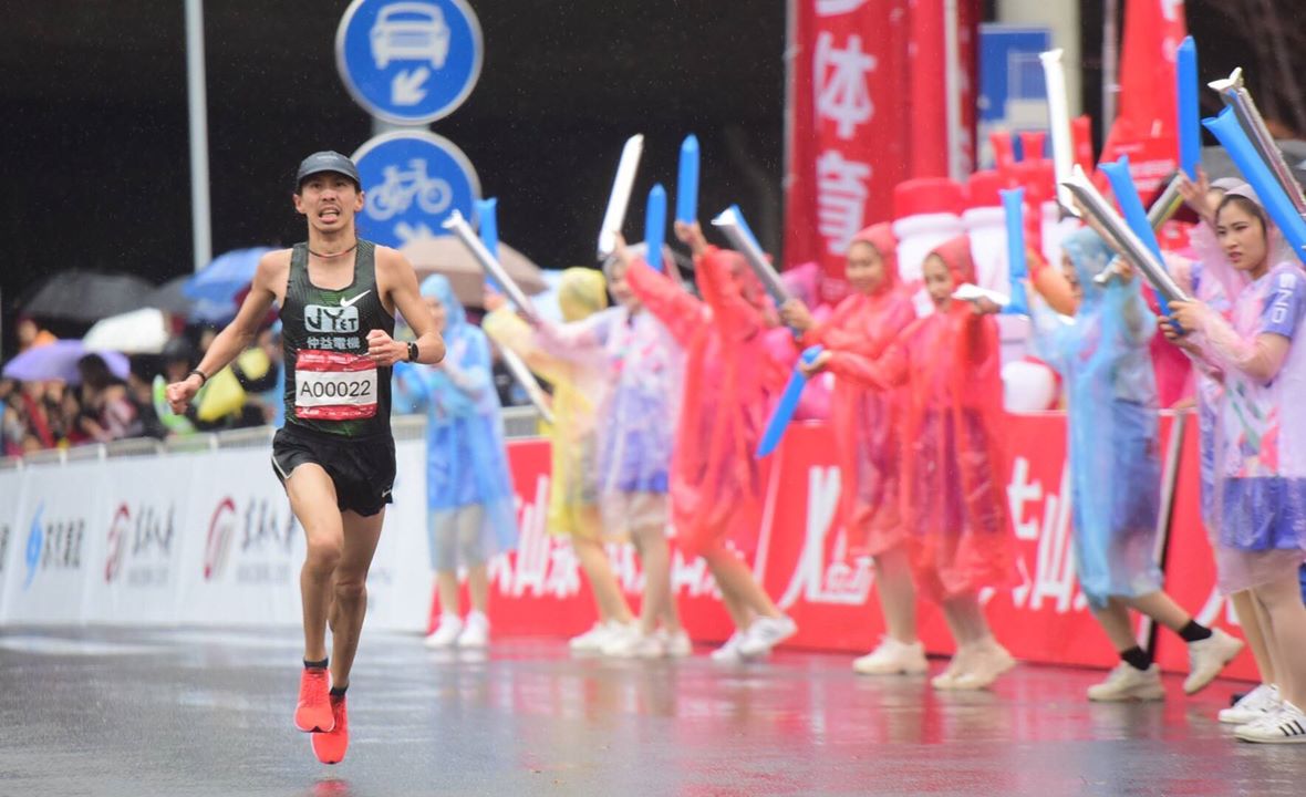 2018年底的蘇州太湖馬拉松，嘉哲跑出2小時18分49秒的成績。