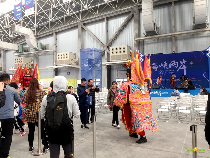台灣電音三太子炒熱氣氛,許多人紛紛掏出手機拍照留念