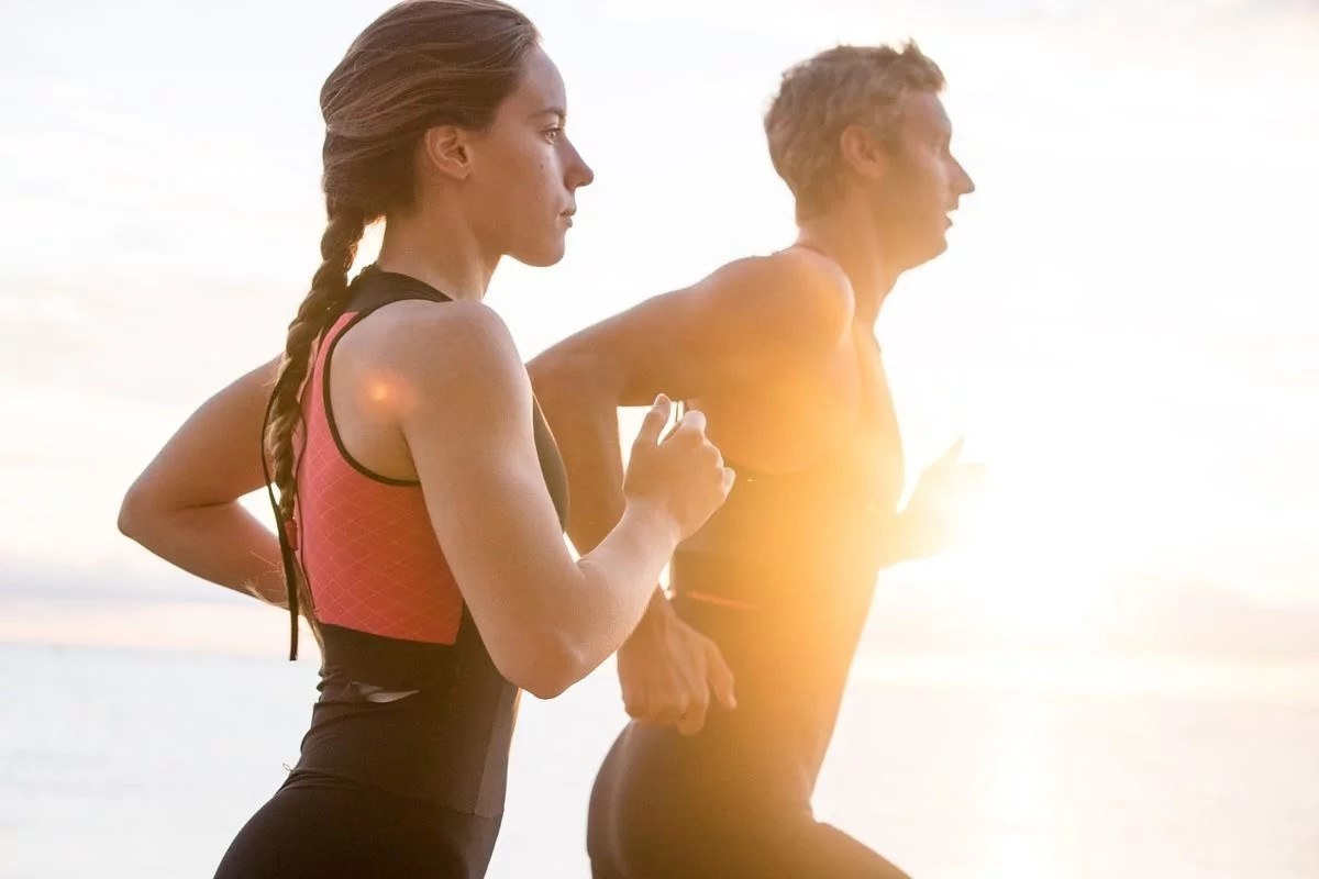 長距離的跑步方面，選擇具有壓縮功能的服裝，可以讓肌肉在跑步時有包覆上的支撐，延緩肌肉疲勞的發生