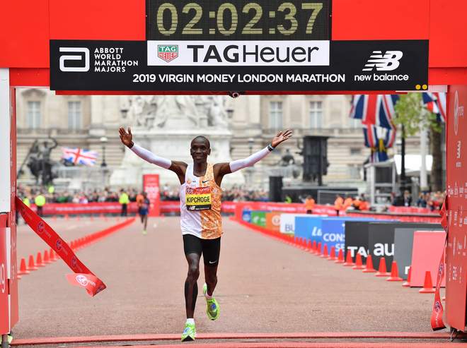 Eliud Kipchoge在倫敦馬拉松賽以2:02:37的成績獲得男子冠軍