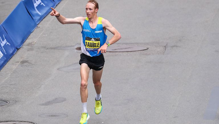 今年波士頓馬拉松，以美國人身分奪下第一的Scott Fauble史考特‧法布爾照片來源：跑者世界