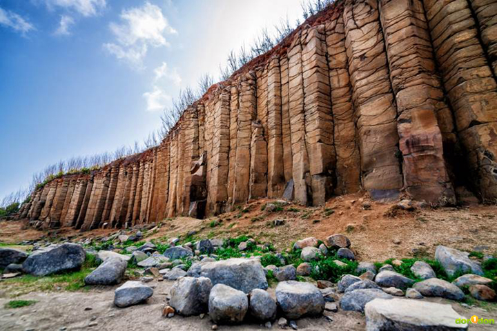 大菓葉海邊沈睡千年的壯麗柱狀玄武岩，是澎湖本島知名的景點。