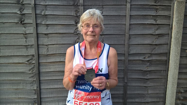 最年長的比賽是84歲的艾琳‧諾布爾，五十幾歲開始跑步的她，今年以6小時28分完成比賽。