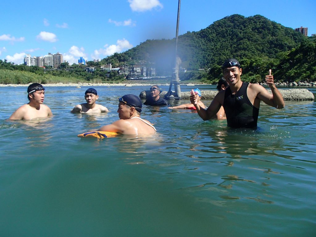 海泳要面對潮汐與水流，建議可到安全海水浴場練習。