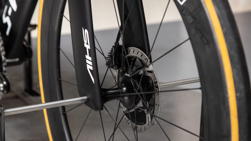 Shimano帶液壓盤式製動器的Dura-Ace Di2負責換檔和製動系統任務。Photo: Jeff Yingling