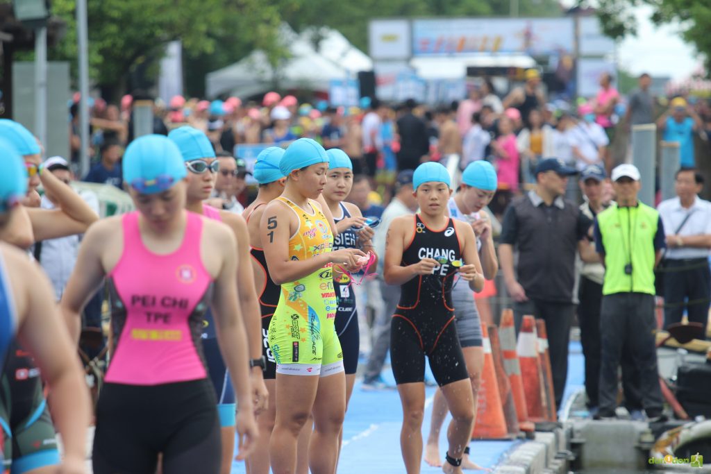 菁英女子組準備鳴槍下水。