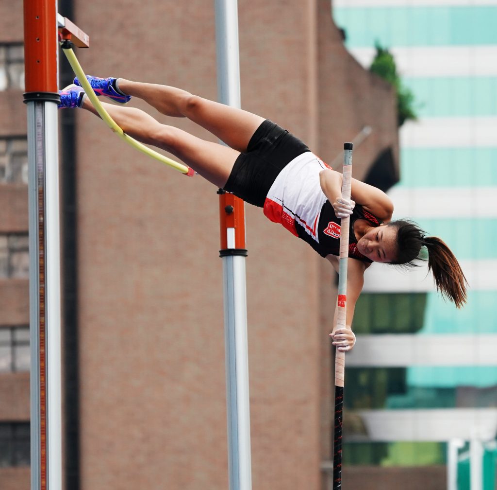 在女子組撐竿跳高項目，桃園市的沈怡如以4公尺12成績突破個人最佳紀錄。