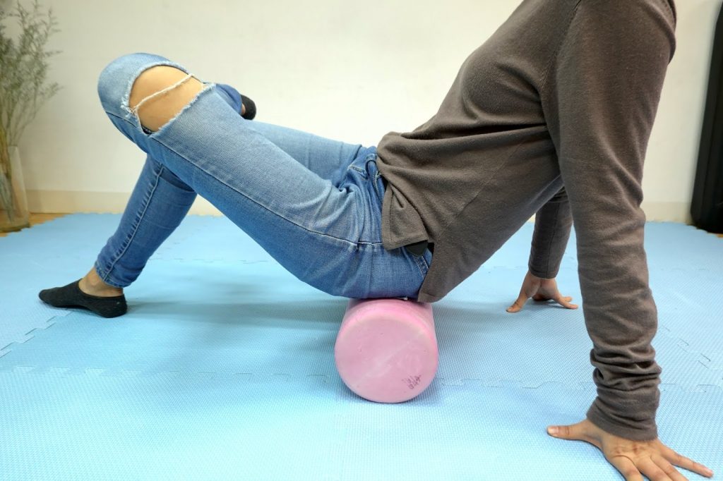 針對臀部肌群，可直接坐於滾筒上方，並利用雙手支撐去帶動滾筒。如欲加重按摩力道，可將一腳放在另一腳膝蓋上，強化單側臀肌的放鬆成效。