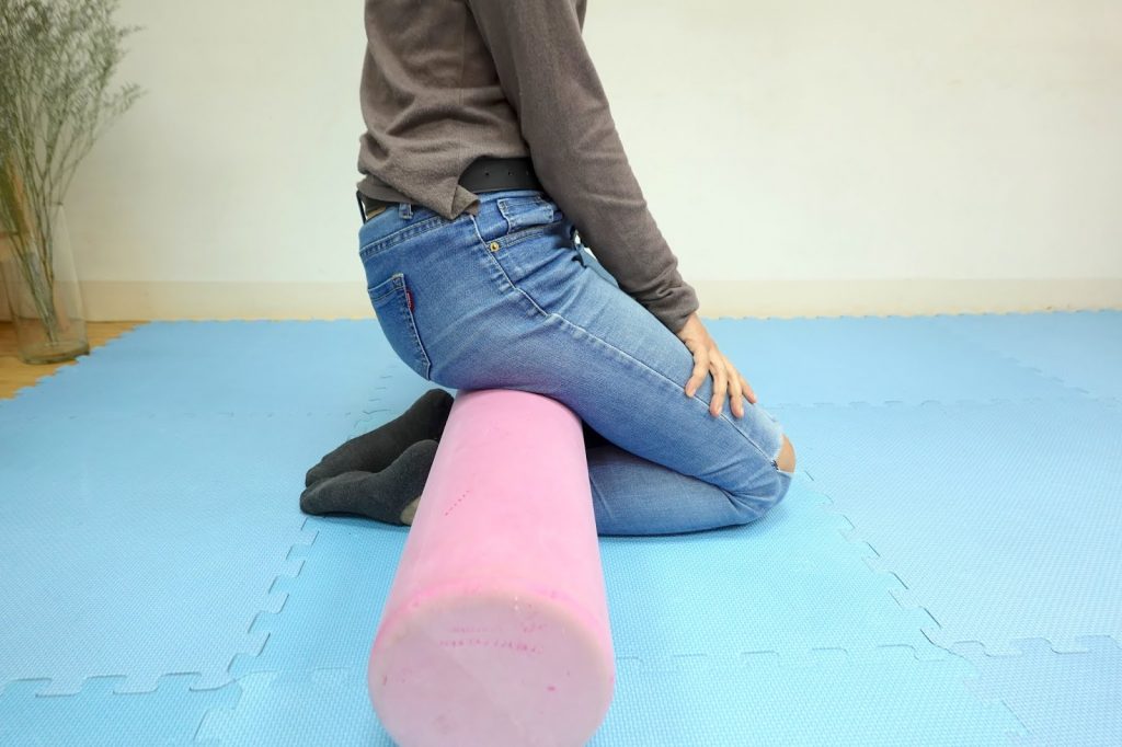 採跪姿來放鬆小腿後側時，如使用的是較粗的滾筒，其適合放置在靠近腳踝處。