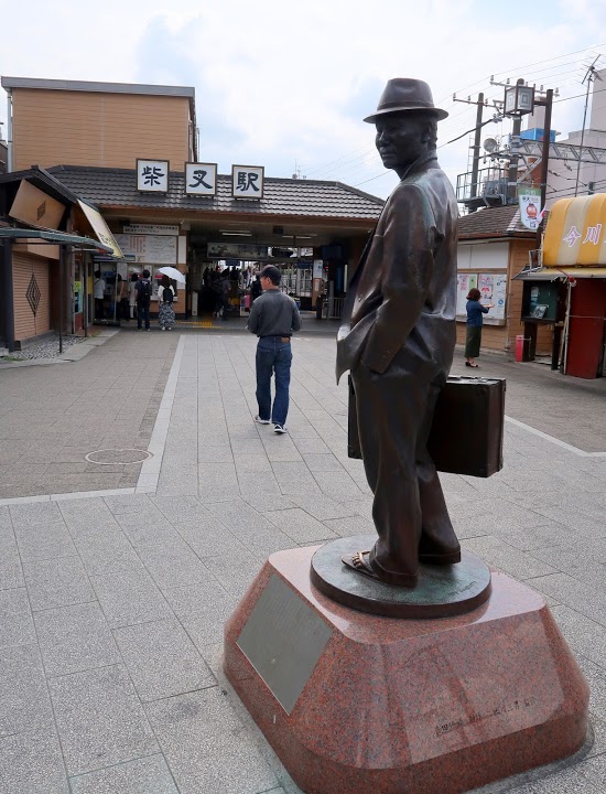 ◎位於柴又火車站前有電影《男人真命苦》男主角車寅次郎的雕像，這位人物幾乎與柴又齊名