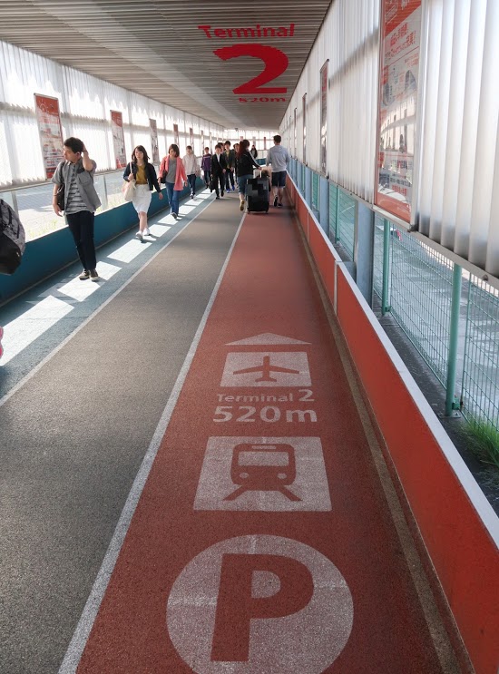 ◎成田機場第三航廈的連通引道採PU跑道的設計，完全跟操場一模一樣的材質，是跑者就應該來朝聖一下