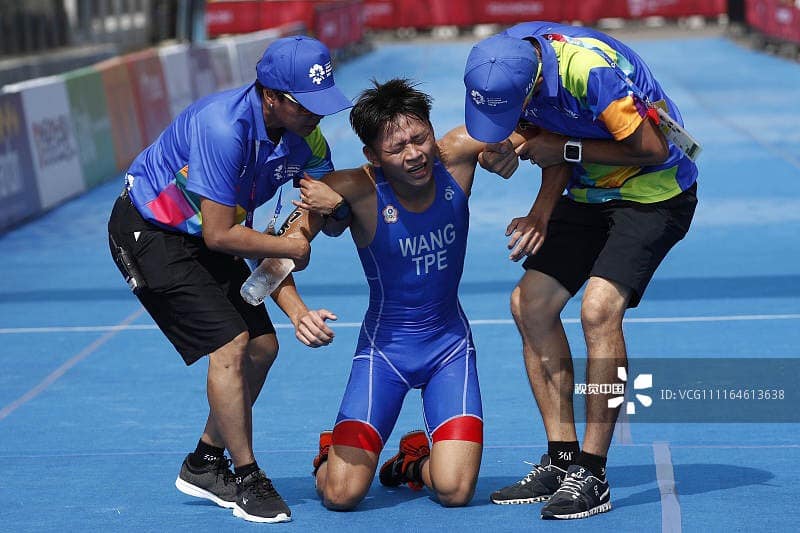 王威凱在2018年亞運賽上抱病出賽，通過終點後需有人幫忙攙扶。