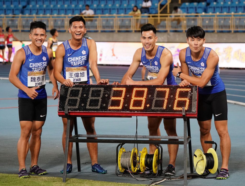 魏泰陞左起、王偉旭、楊俊瀚、鄭博宇組成的奧運培訓接力隊，今25日以38秒76成績破全國紀錄，力壓亞錦賽金牌泰國隊，為賽事掀起最後一波高潮。