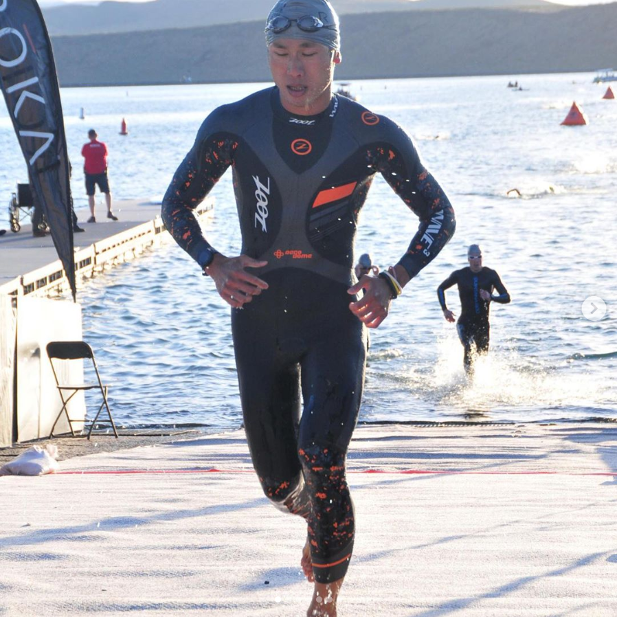 蕭昱在 IRONMAN 70.3 St.Geroge Utah北美錦標賽，游泳階段成績為28分45秒。