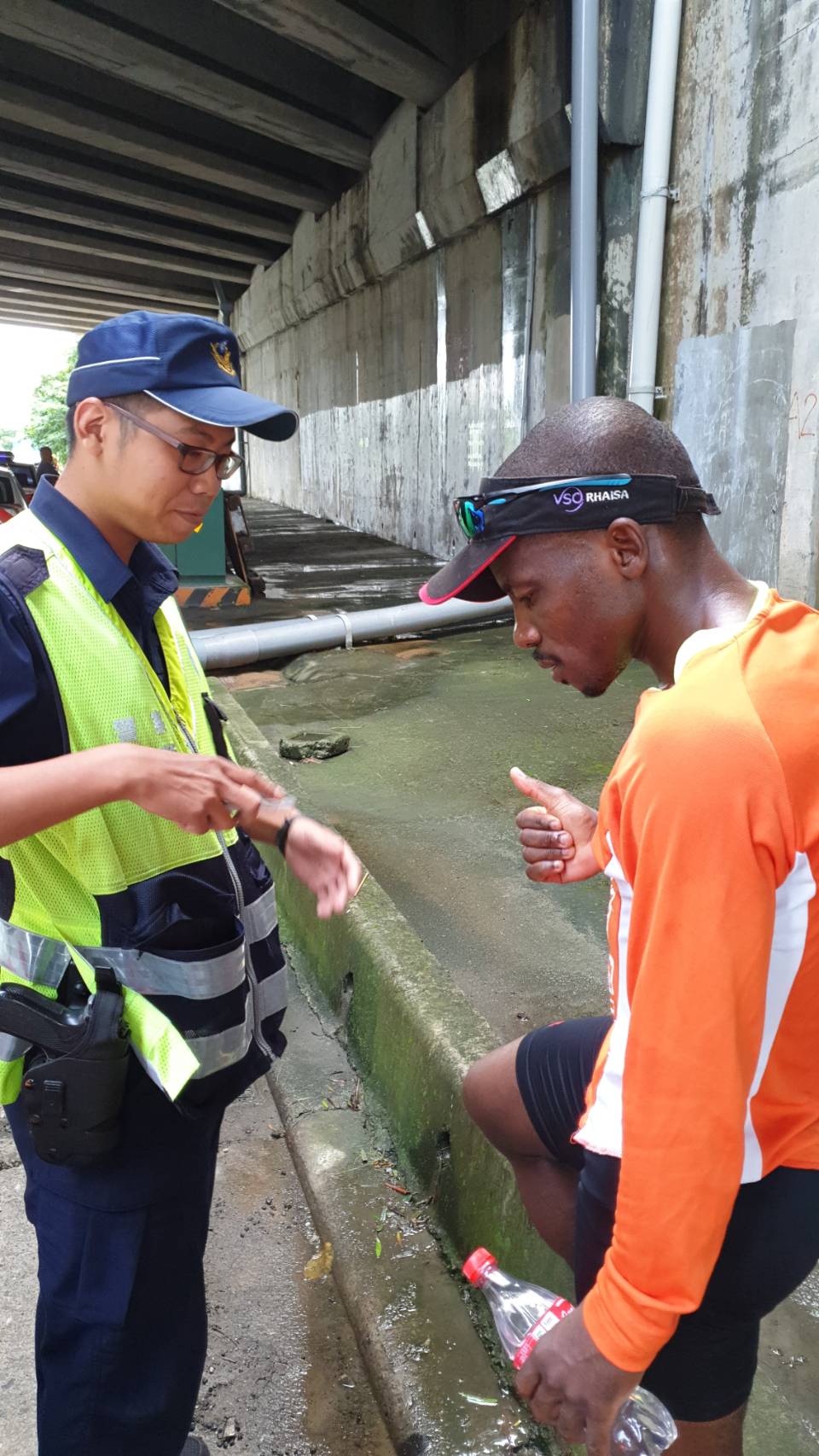 練習馬拉松的跑者在高速公路路肩上奔馳，跑了4、5公里才被警攔下。（圖／竹林分隊提供）